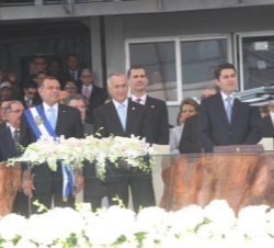 El Príncipe de Asturias, flanqueado en la tribuna presidencial por el presidente de Colombia, Juan Manuel Santos, y el vicepresidente de Nicaragua, Om
